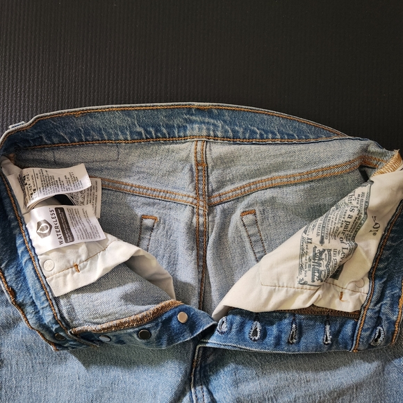 Levi's Classic Light Blue Denim 501 Jeans - Picture 4 of 5